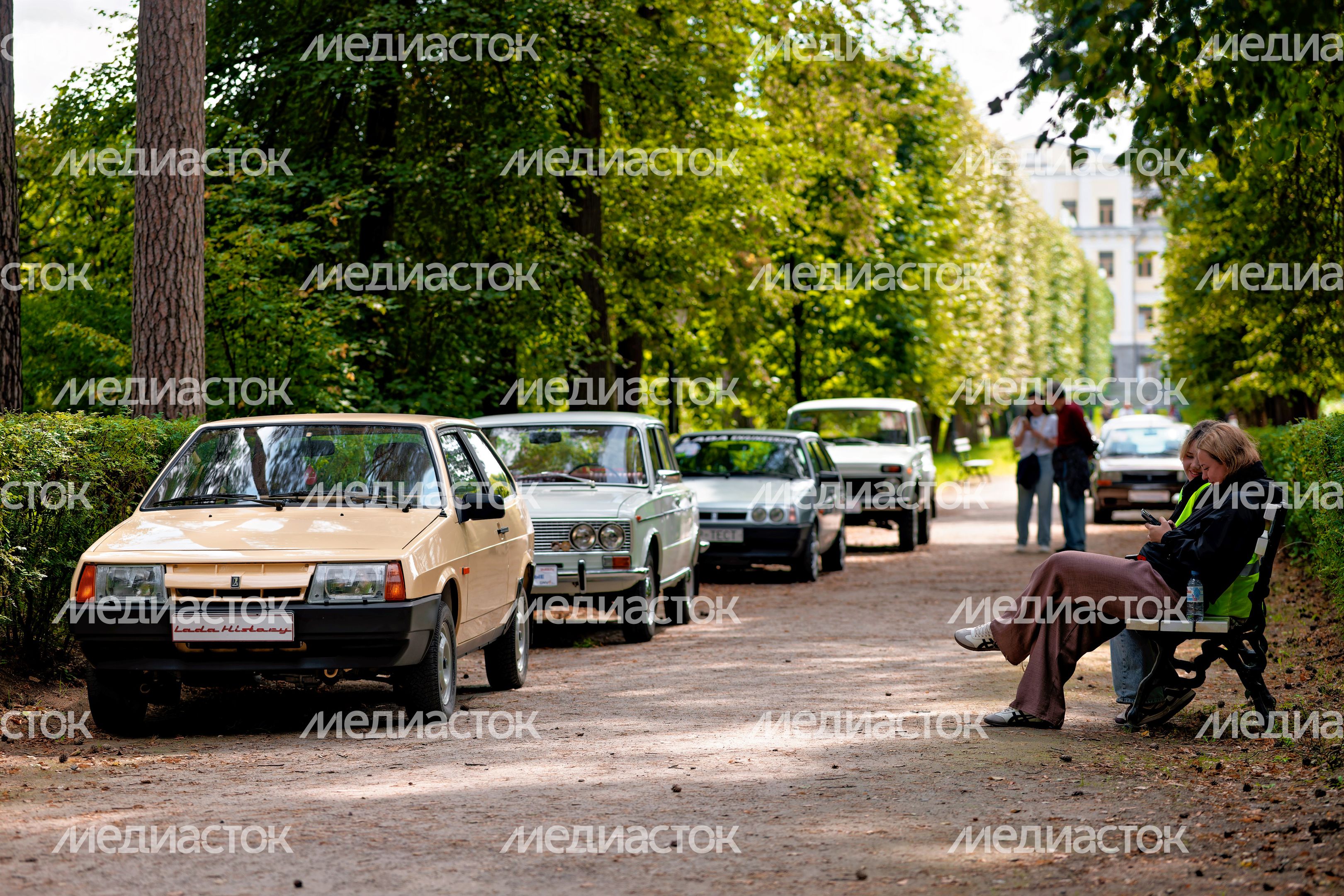 Ретроавтомобили и суперкары на автофестивале «Автовыходные в Архангельском» в округе Красногорск