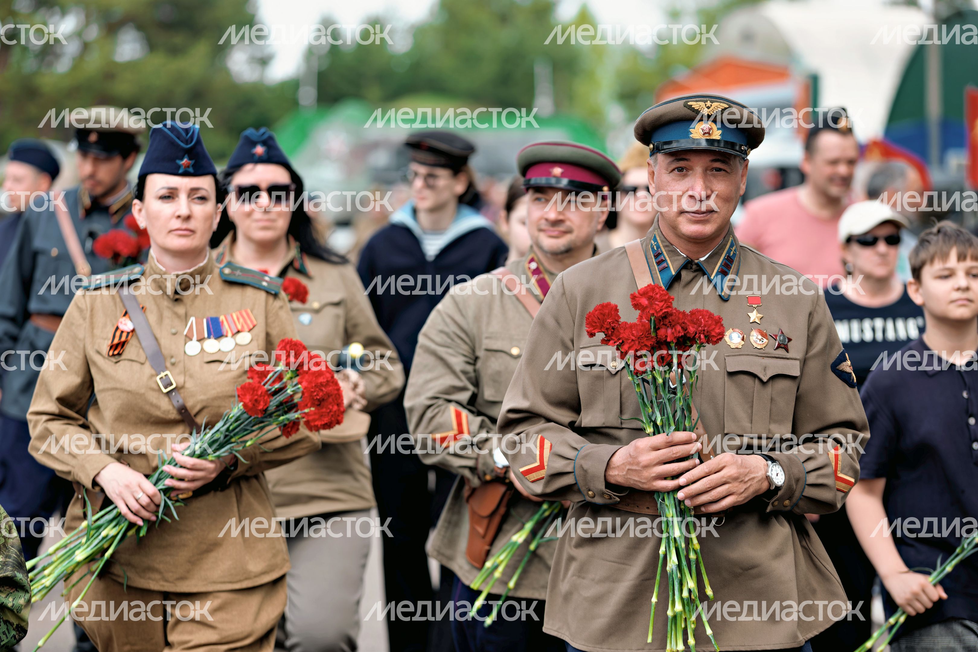 Патриотическое воспитание: возложение цветов к памятнику летчикам в аэроклубе ВВС Одинцовского округа ко Дню Победы Патриотическое воспитание: возложение цветов к памятнику летчикам в аэроклубе ВВС Одинцовского округа ко Дню Победы