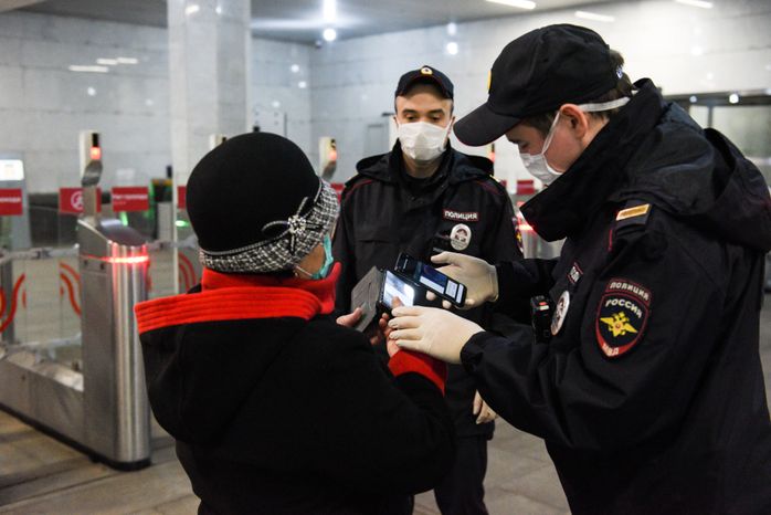 Проверка электронных пропусков в московском метро