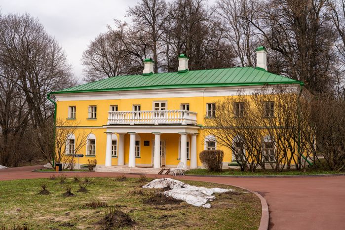 Главный дом усадьбы Горки Ленинские весной