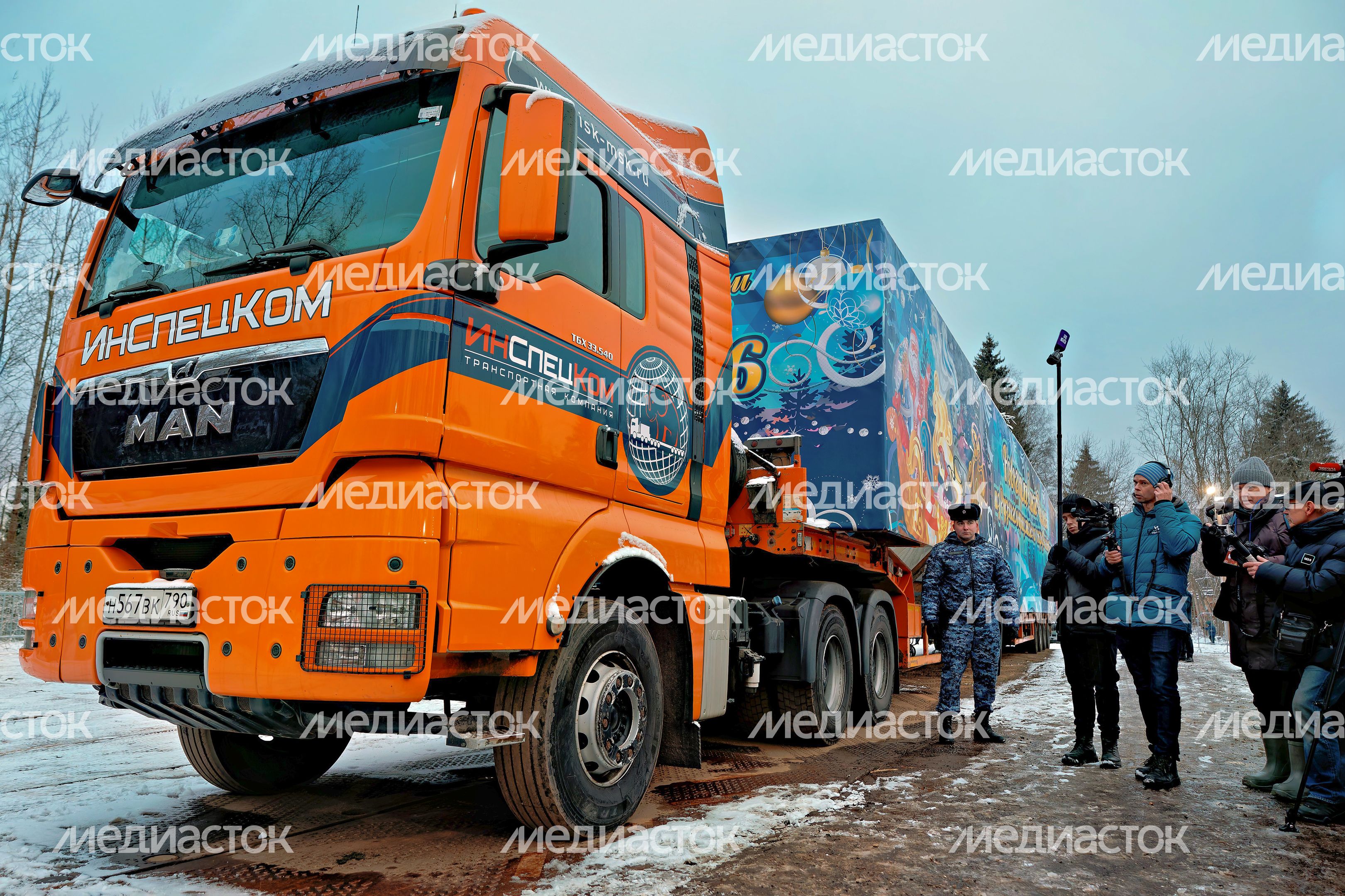 Автопоезд Деда Мороза везет в Москву главную елку страны Автопоезд Деда Мороза везет в Москву главную елку страны