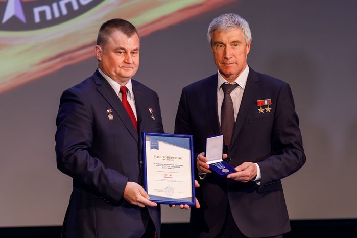 Космонавт Алексей Овчинин на торжественном собрании в Доме космонавтов Звездного городка