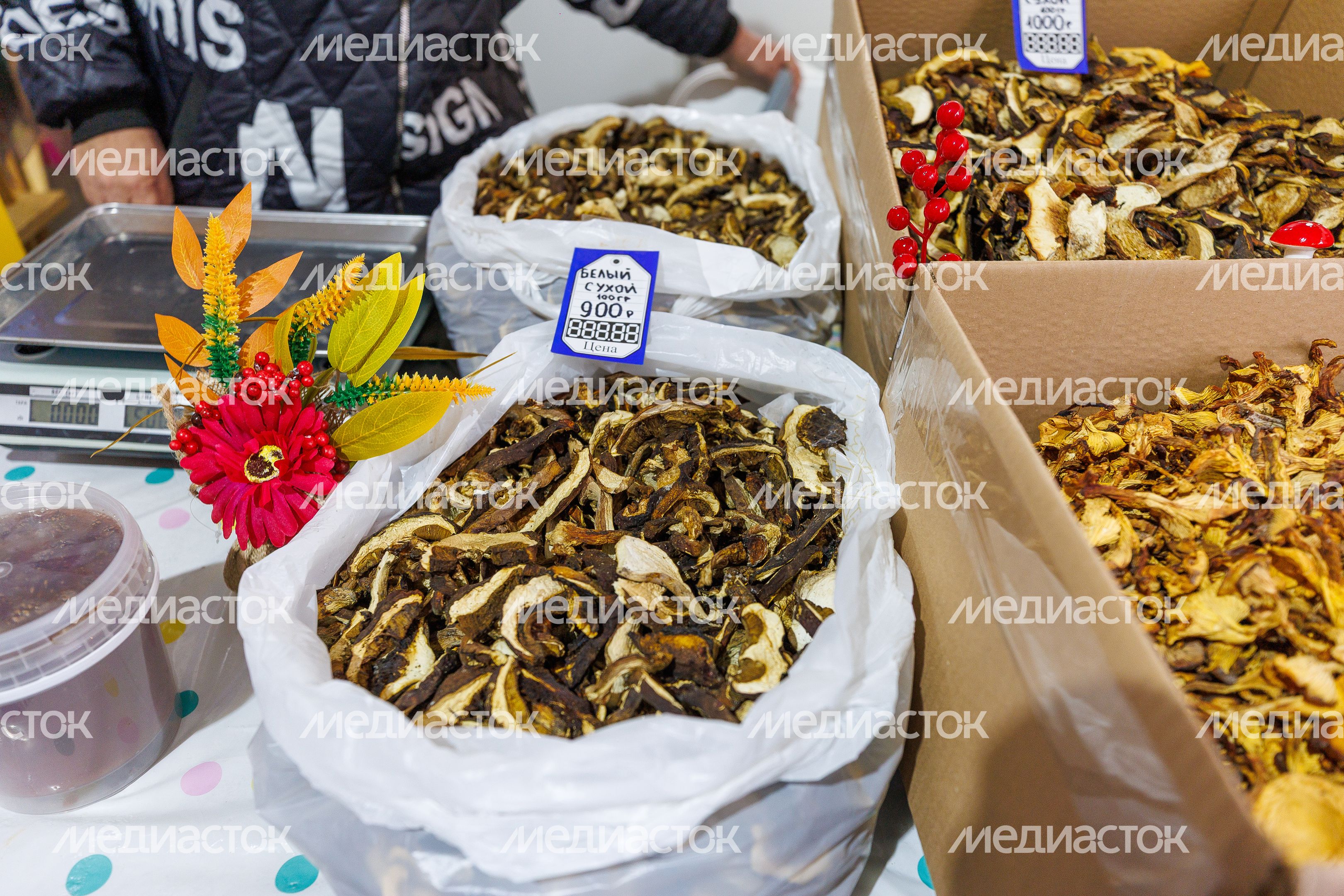 Продукция местных фермеров на ярмарке подмосковных брендов «100% Подмосковье. Встречаем осень» в Красногорске Продукция местных фермеров на ярмарке подмосковных брендов «100% Подмосковье. Встречаем осень» в Красногорске