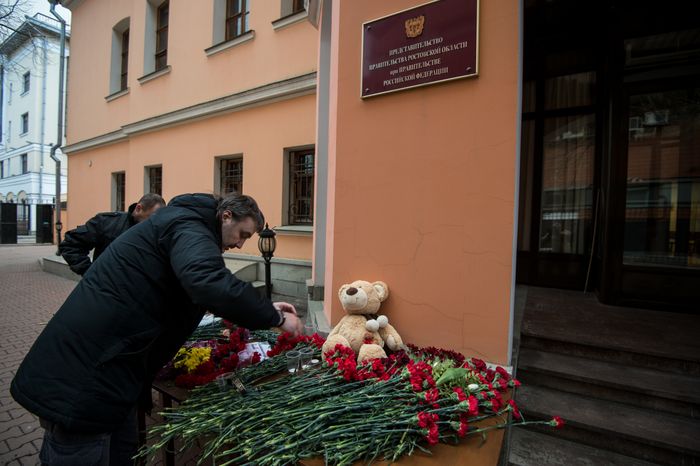 Москвичи несут цветы в знак скорби по погибшим в авиакатастрофе в Ростове-на-Дону