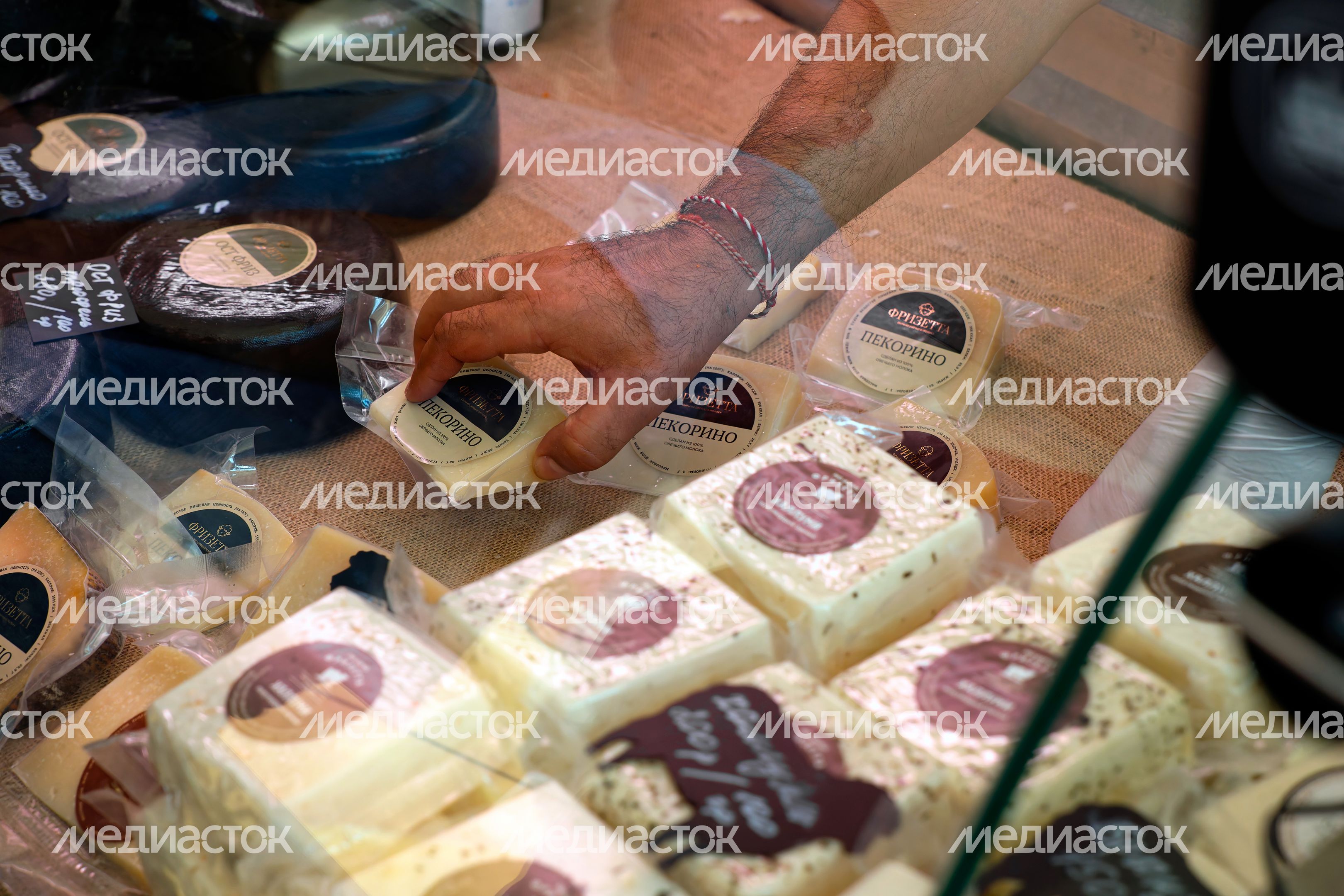 Торговля сыром на Сырном фестивале в Истре Торговля сыром на Сырном фестивале в Истре