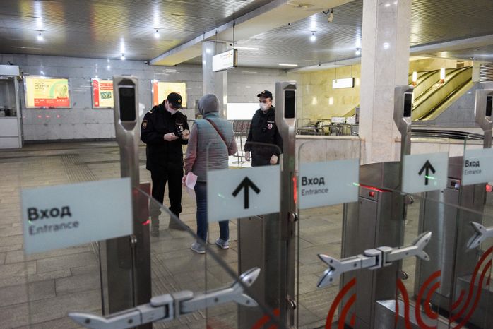 Проверка электронных пропусков в московском метро