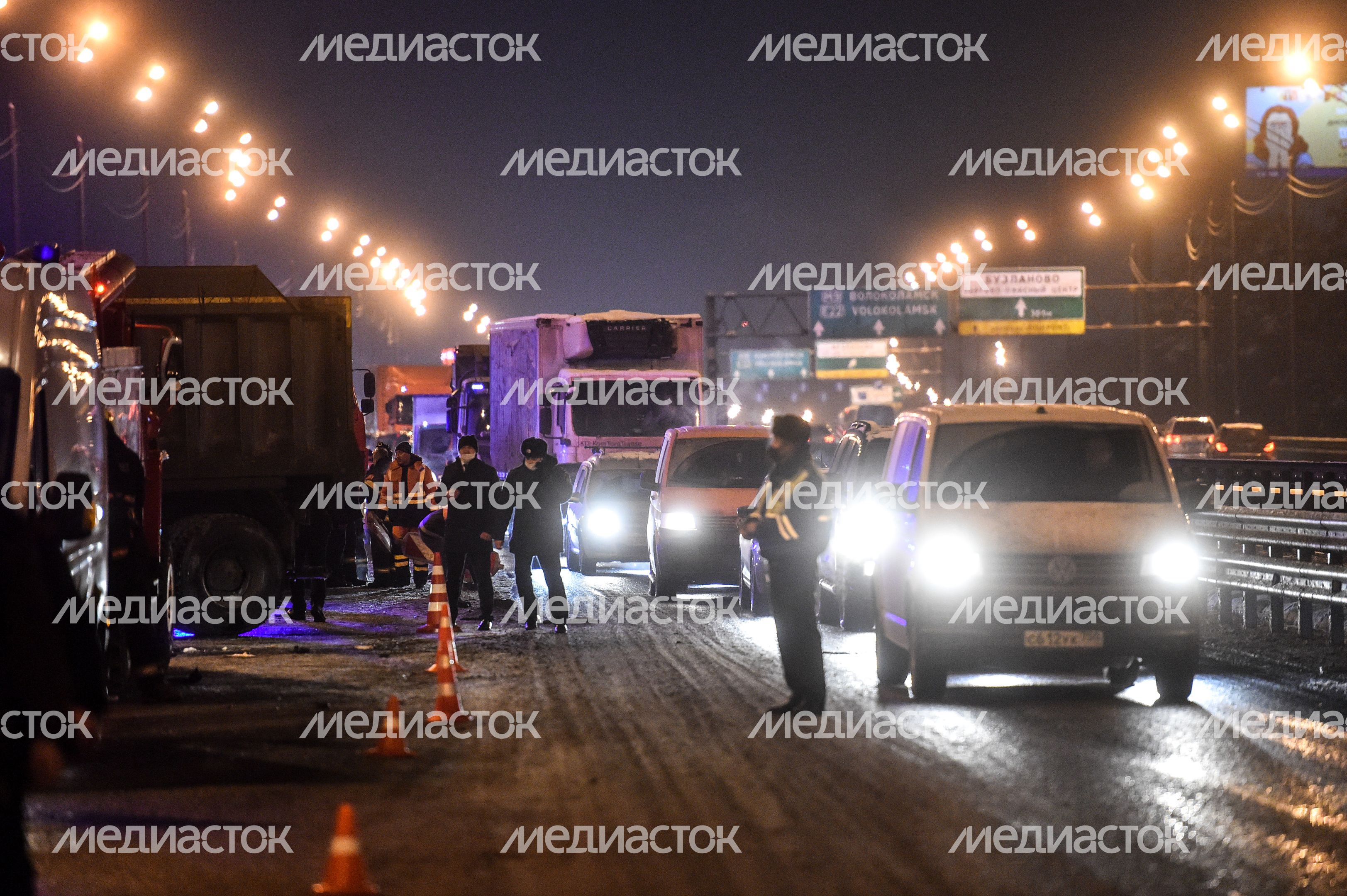Кадры с места столкновения четырех автобусов и грузовика на Новорижском шоссе в Московской области