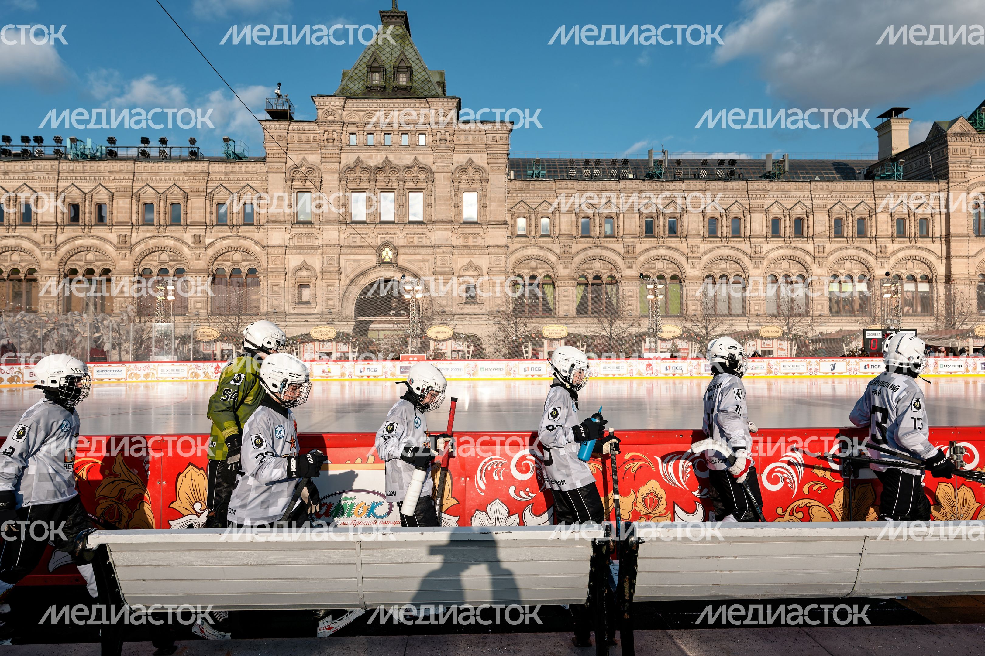 Подмосковные хоккеисты сыграли в матче на Красной площади в Москве Подмосковные хоккеисты сыграли в матче на Красной площади в Москве