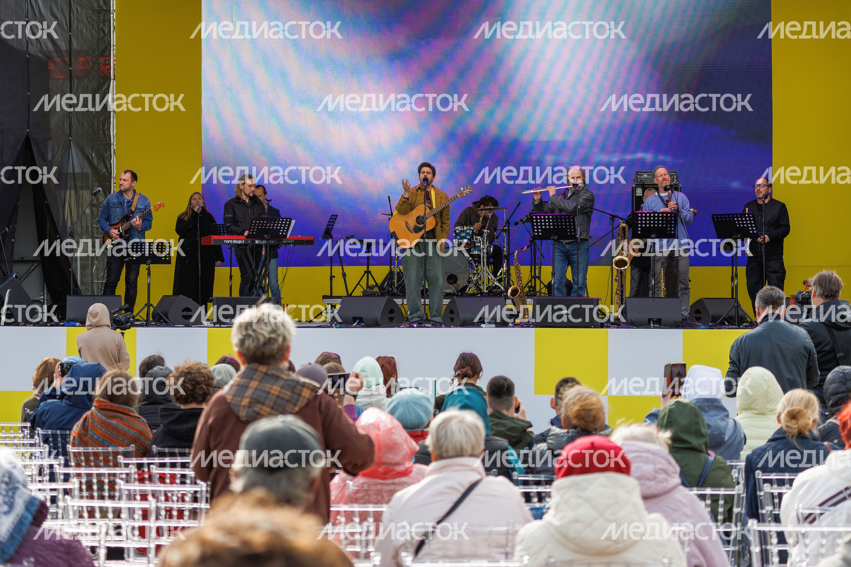Музыкант Петр Налич на открытии XXIII Фестиваля театров малых городов России на Советской площади Сергиева Посада Музыкант Петр Налич на открытии XXIII Фестиваля театров малых городов России на Советской площади Сергиева Посада