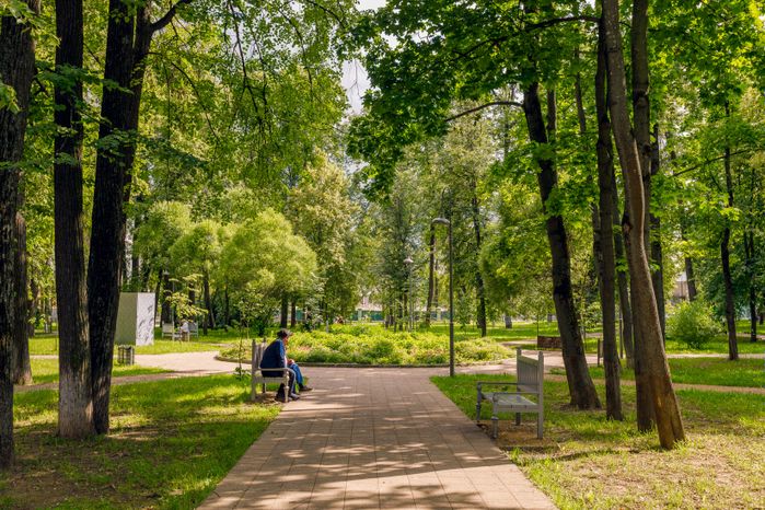 Парк Усадьбы Крафта в Королеве летом