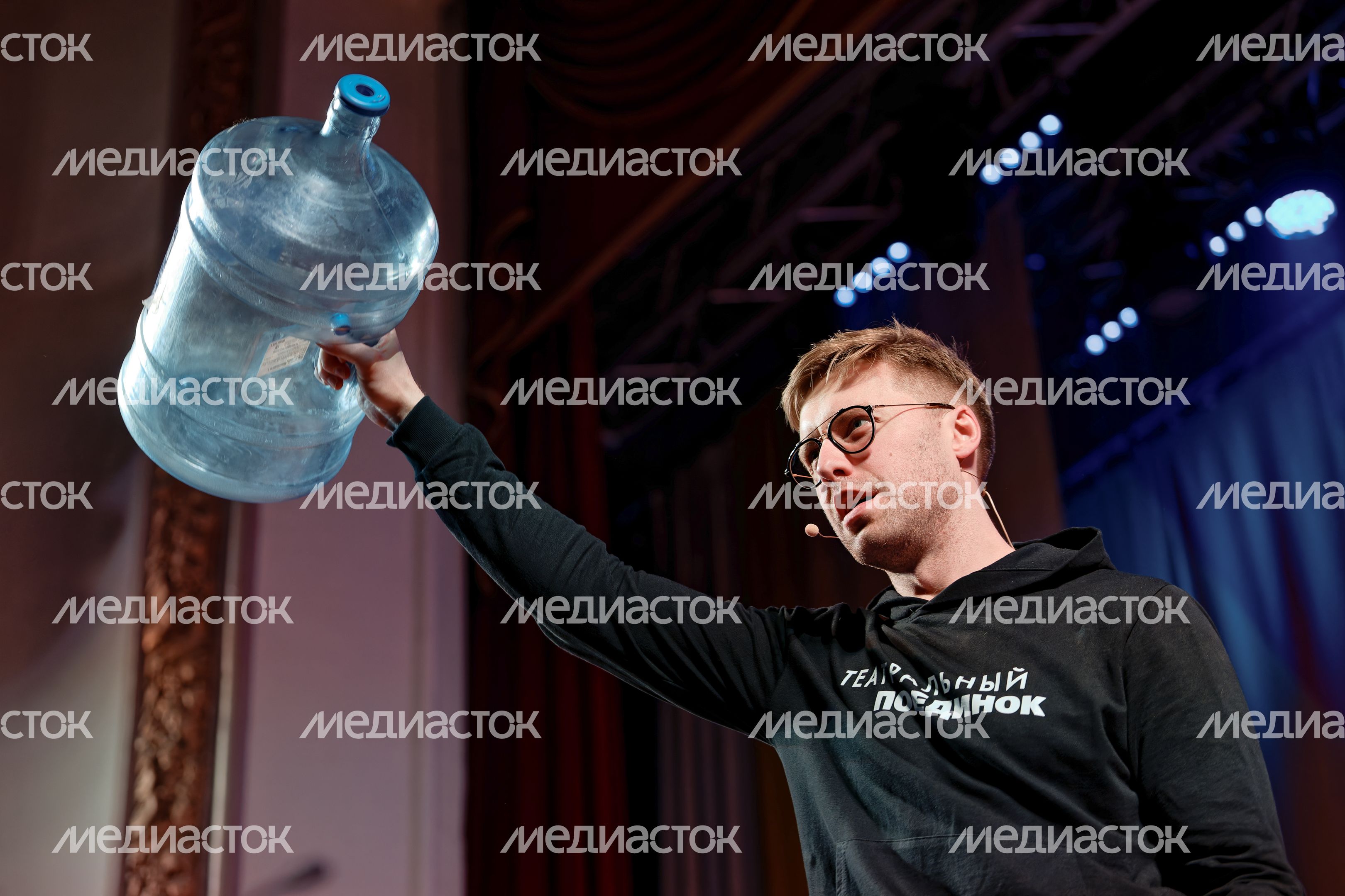 Актер театра, тренер по актерской импровизации Михаил Грищенко стал ведущим молодежного проекта «Театральный поединок» Актер театра, тренер по актерской импровизации Михаил Грищенко стал ведущим молодежного проекта «Театральный поединок»