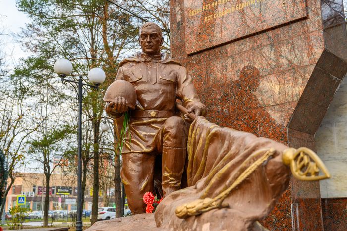 Мемориал воинам, погибшим в Великой Отечественной войне, в микрорайоне Авиационный в Домодедово осенью