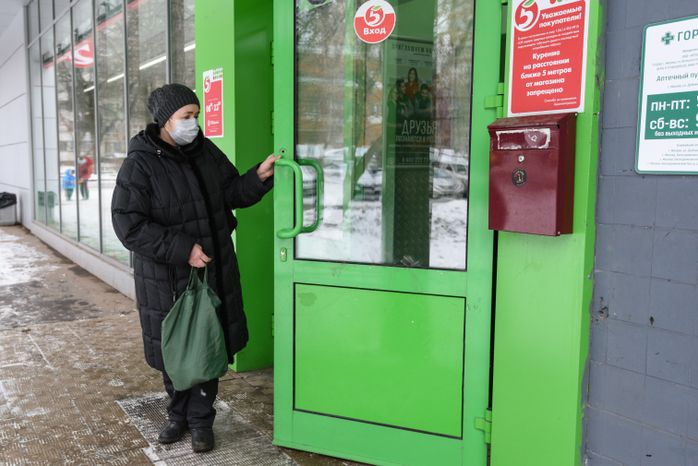 Люди в масках в период эпидемии коронавируса