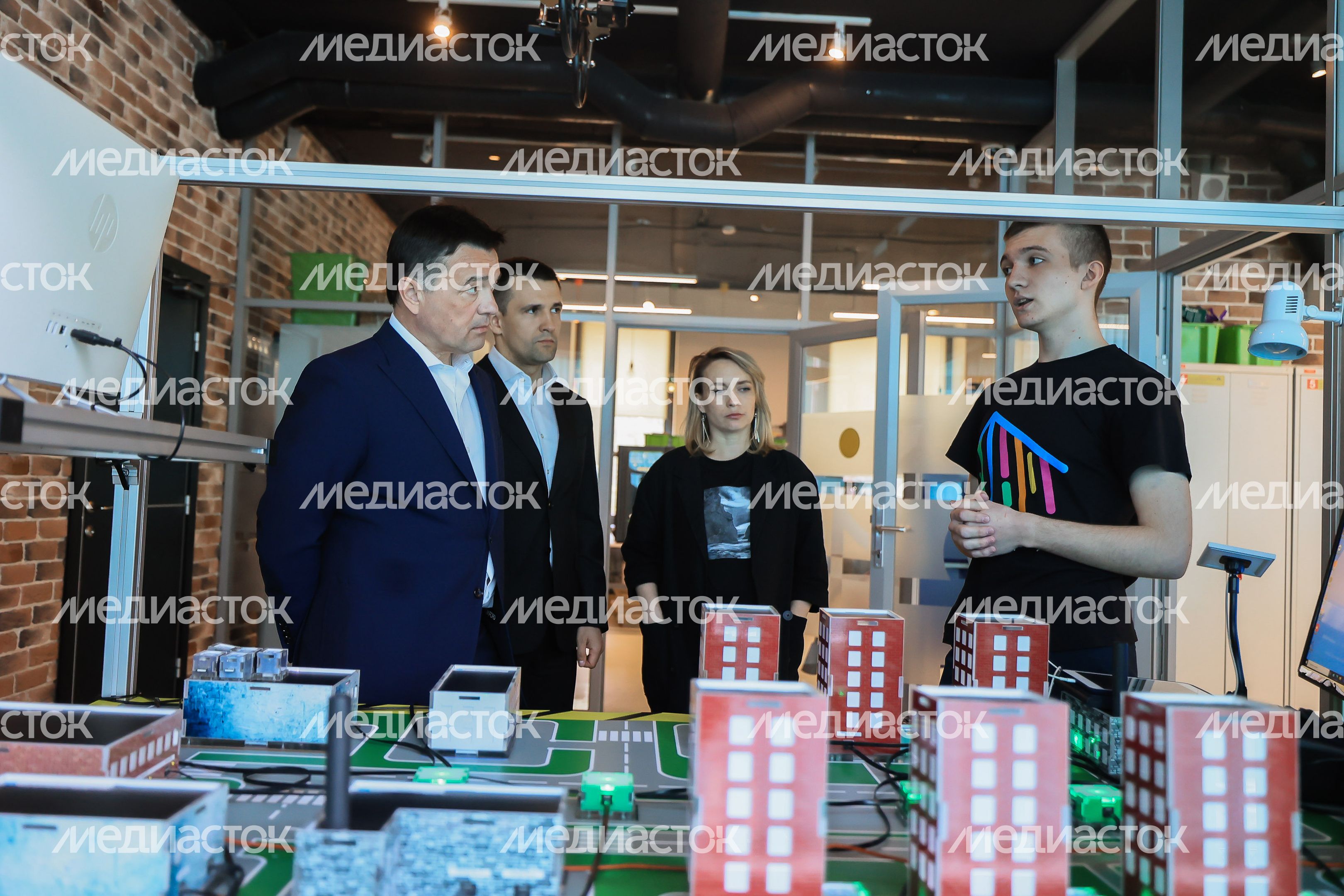 Представление учащимися «Изобретариума» своих разработок Губернатору Подмосковья