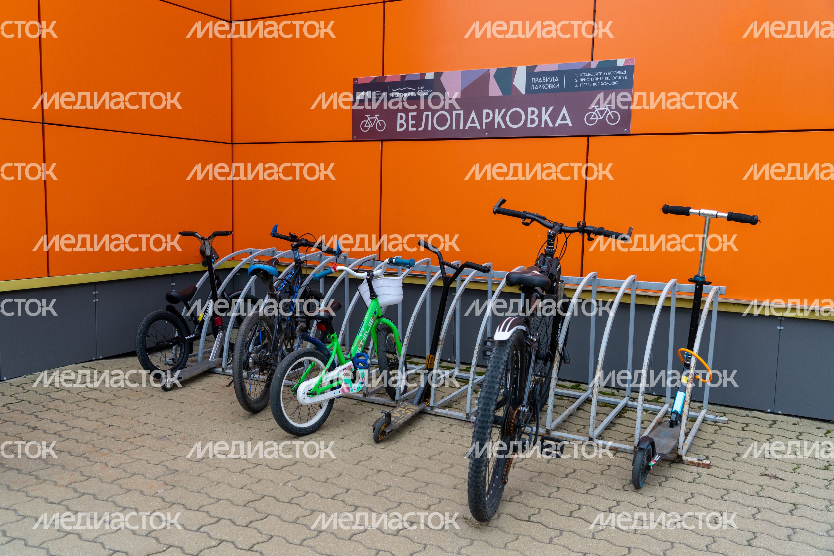 Велопарковка у Центра культурного развития «Вертикаль» в Пущино Велопарковка у Центра культурного развития «Вертикаль» в Пущино