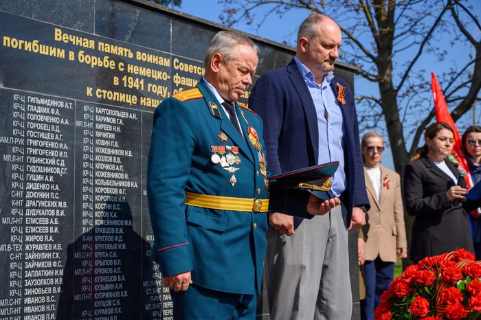 Возложение ветеранами цветов к мемориалу в Дмитровском округе в преддверие Дня Победы
