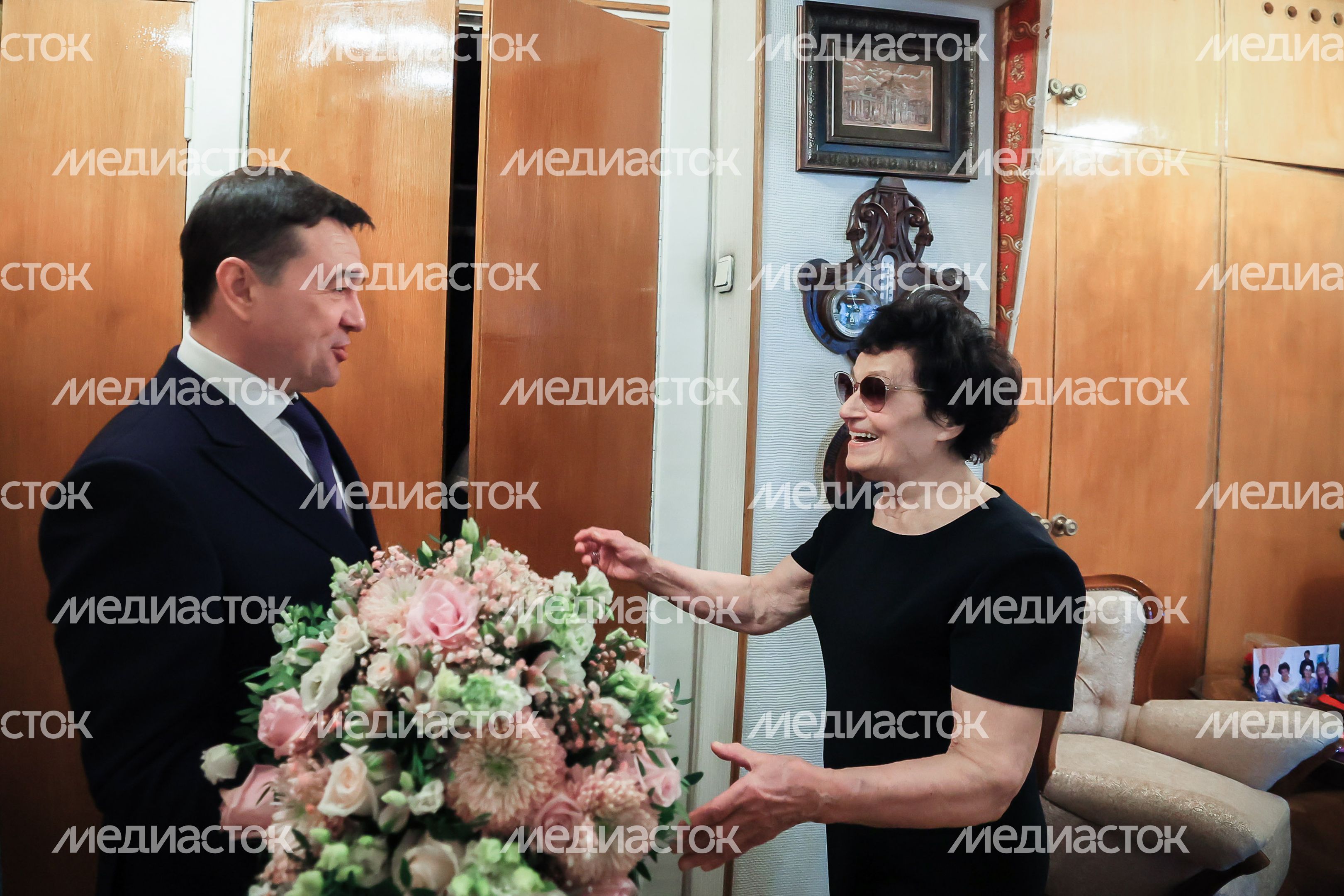 Посещение губернатором космонавта первого отряда