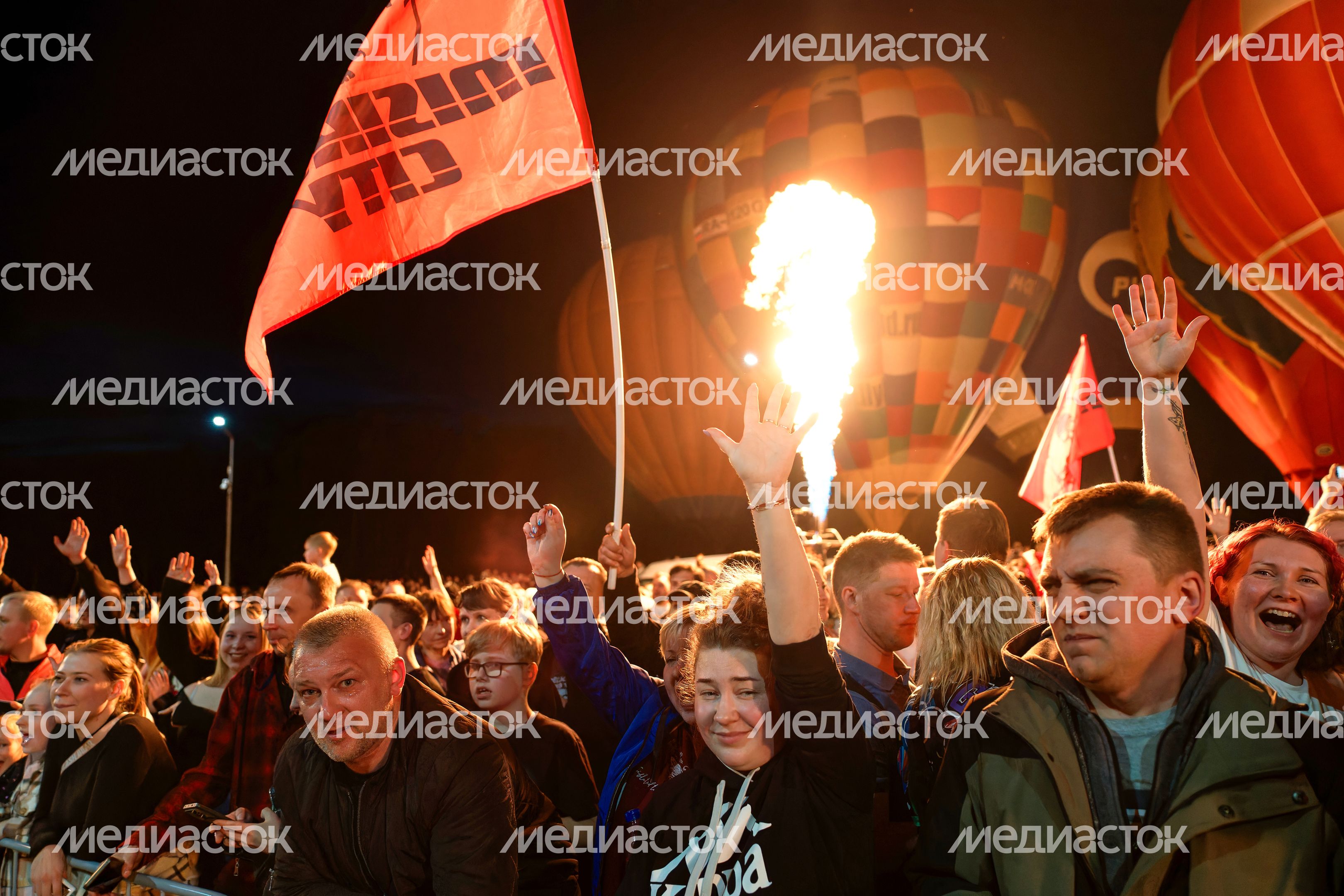 Ночное свечение тепловых аэростатов в Клину Ночное свечение тепловых аэростатов в Клину