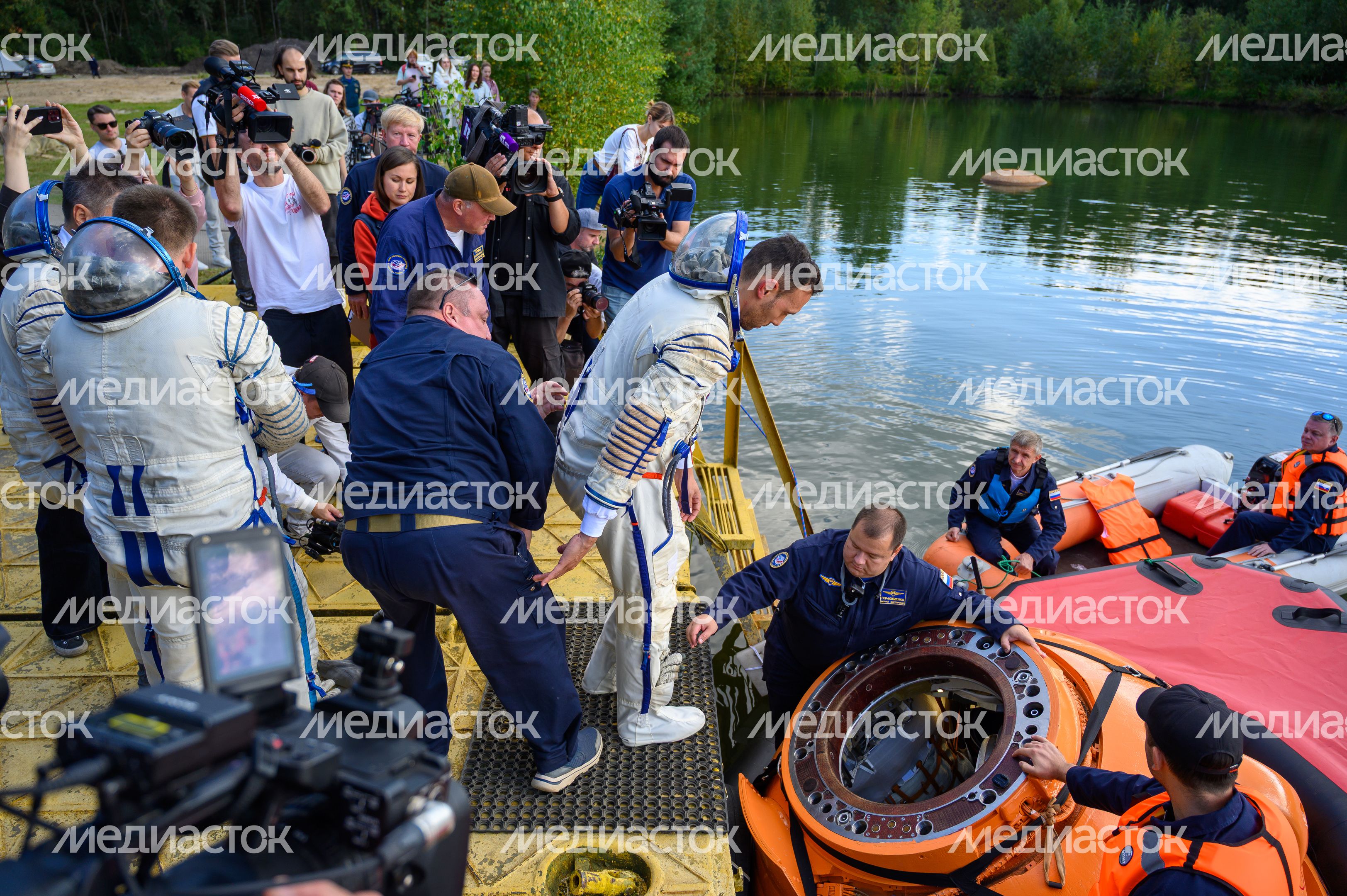 Тренировка космонавтов по действиям после посадки на водную поверхность в Ногинском спасательном центре МЧС России Тренировка космонавтов по действиям после посадки на водную поверхность в Ногинском спасательном центре МЧС России