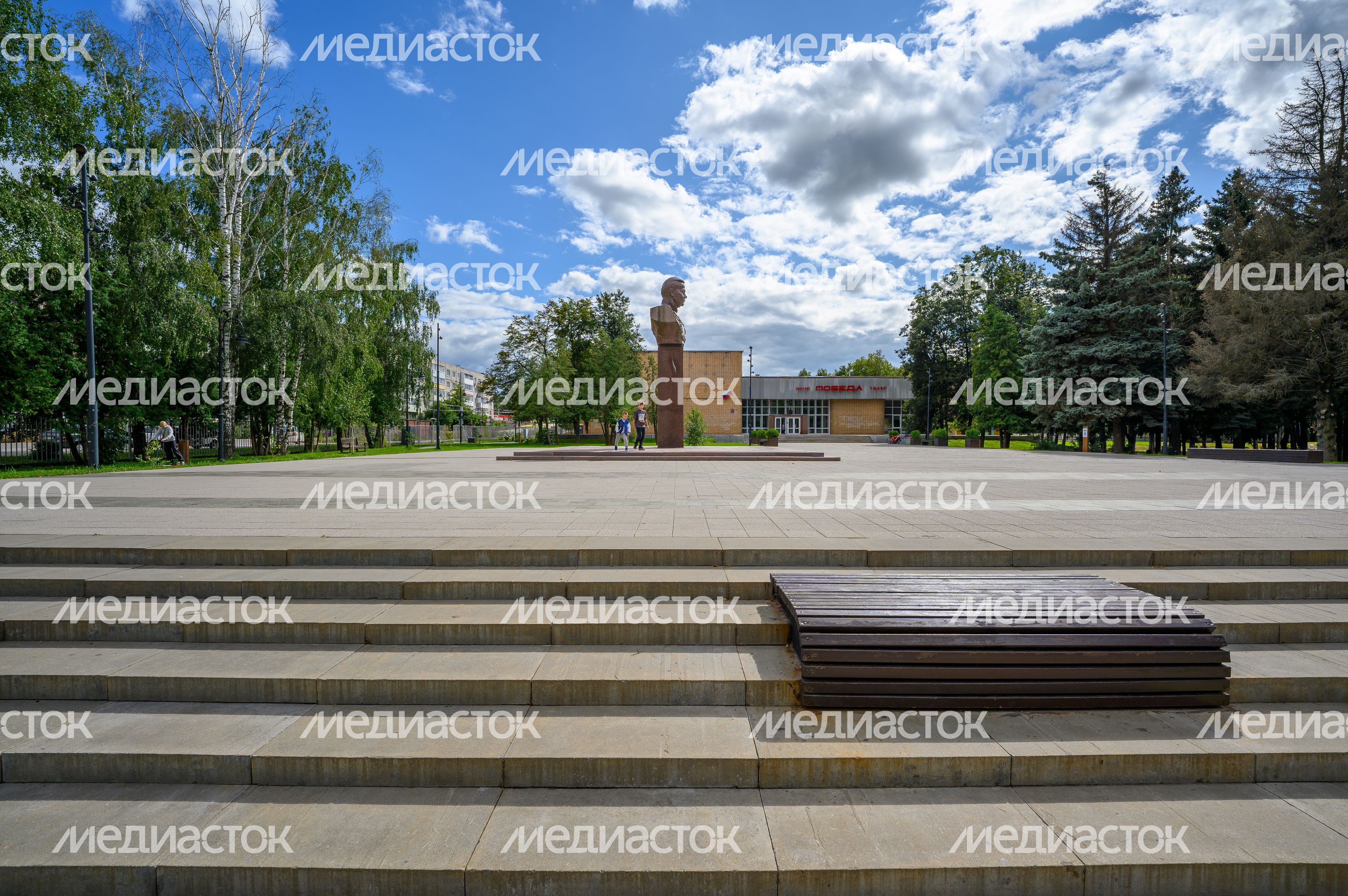 Площадь К.А. Мерецкова в Зарайском центральном парке культуры и отдыха Площадь К.А. Мерецкова в Зарайском центральном парке культуры и отдыха