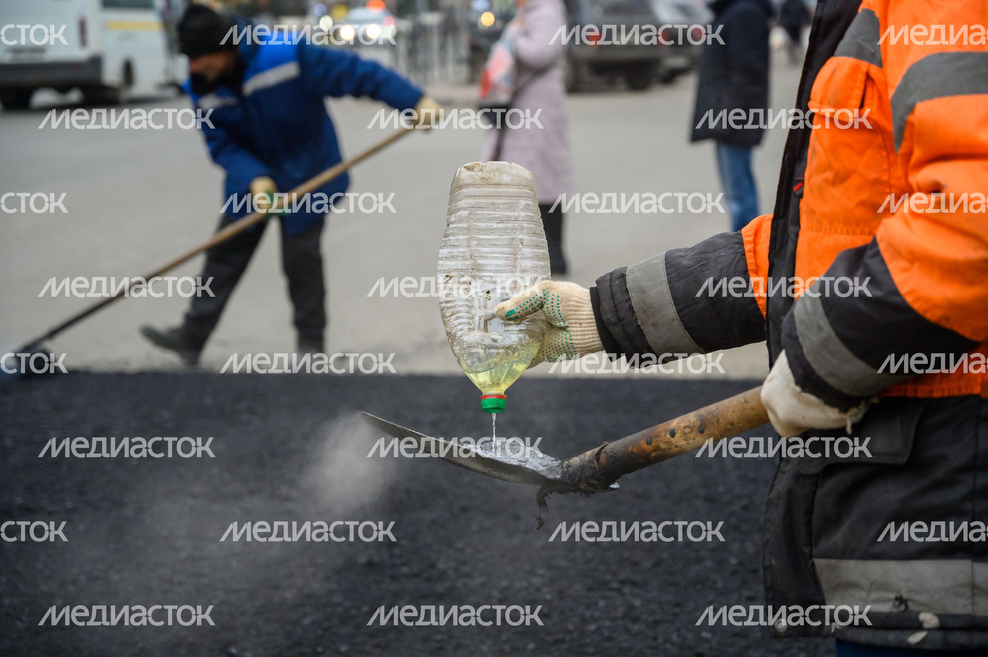 Рабочие Мособлводоканала укладывают асфальт в Орехово-Зуево после ремонта водопровода Рабочие Мособлводоканала укладывают асфальт в Орехово-Зуево после ремонта водопровода