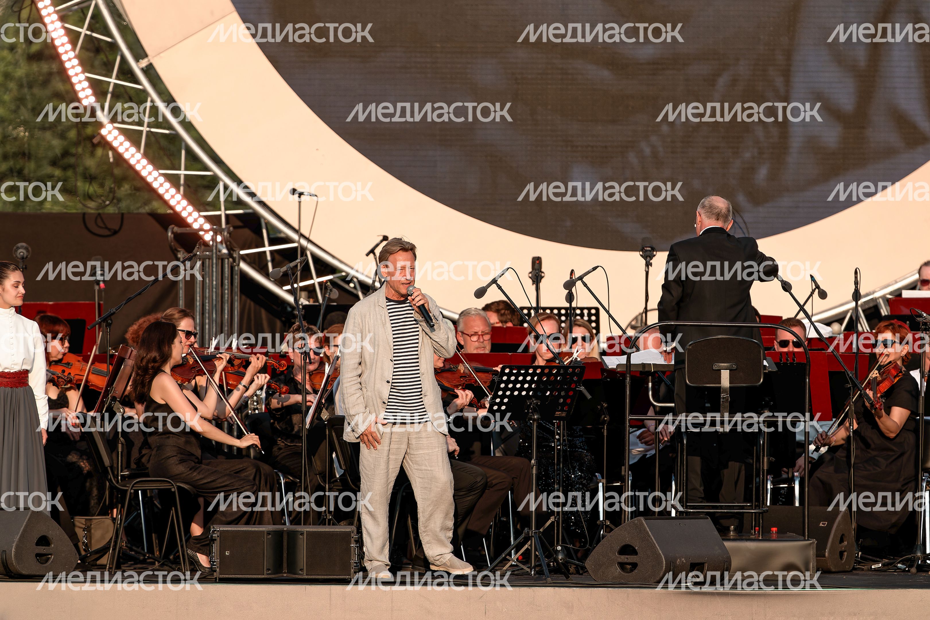 Дмитрий Харатьян на сцене фестиваля «Лето. Музыка. Музей» в Истре