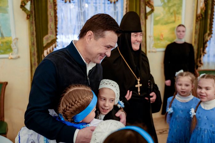 Андрей Воробьев поздравил с Новым годом воспитанниц детского приюта при Покровском монастыре
