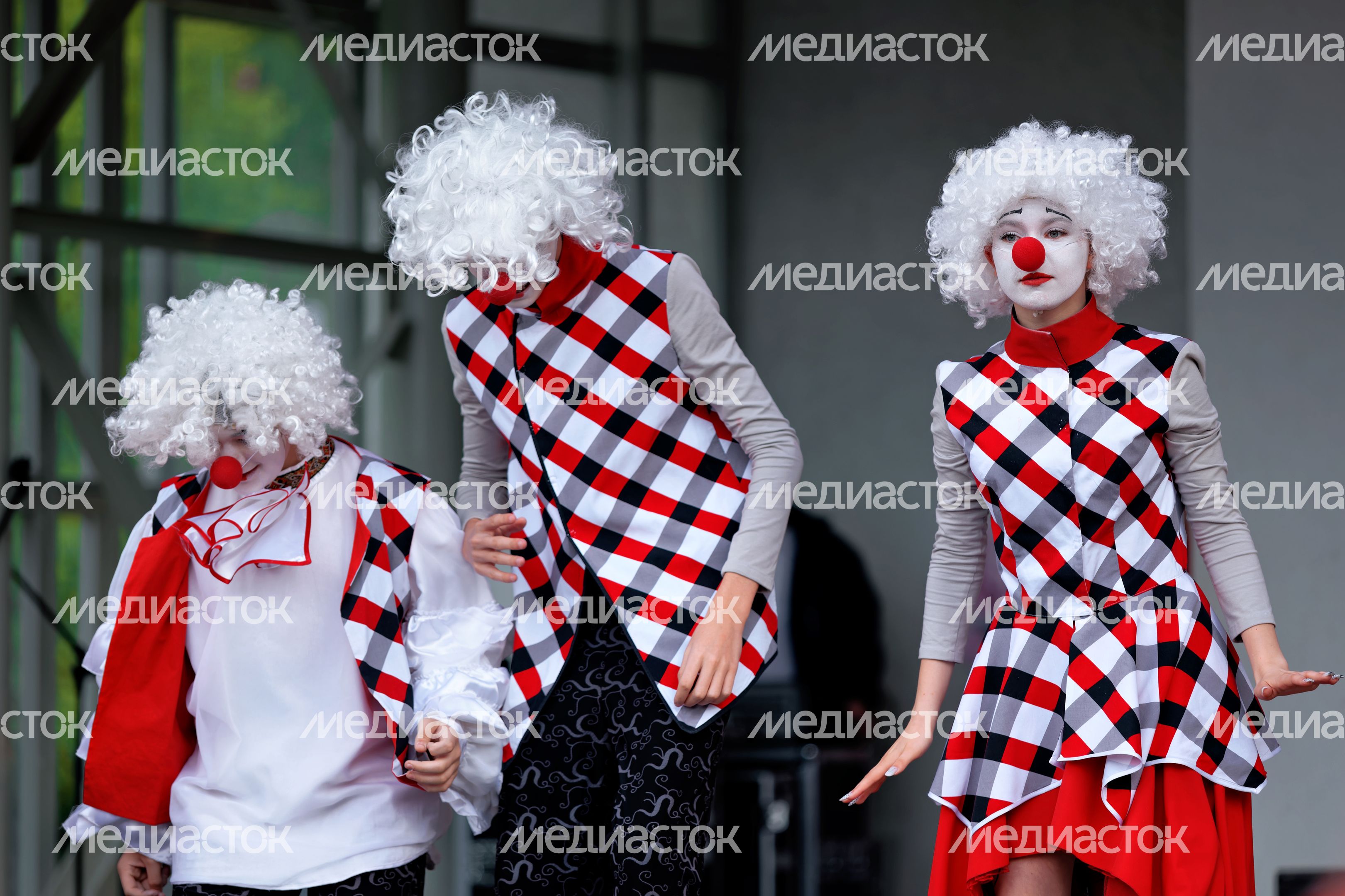 Костюмированное шествие в Центральном парке Лобни на закрытии XXX Театрального фестиваля «Русская классика»