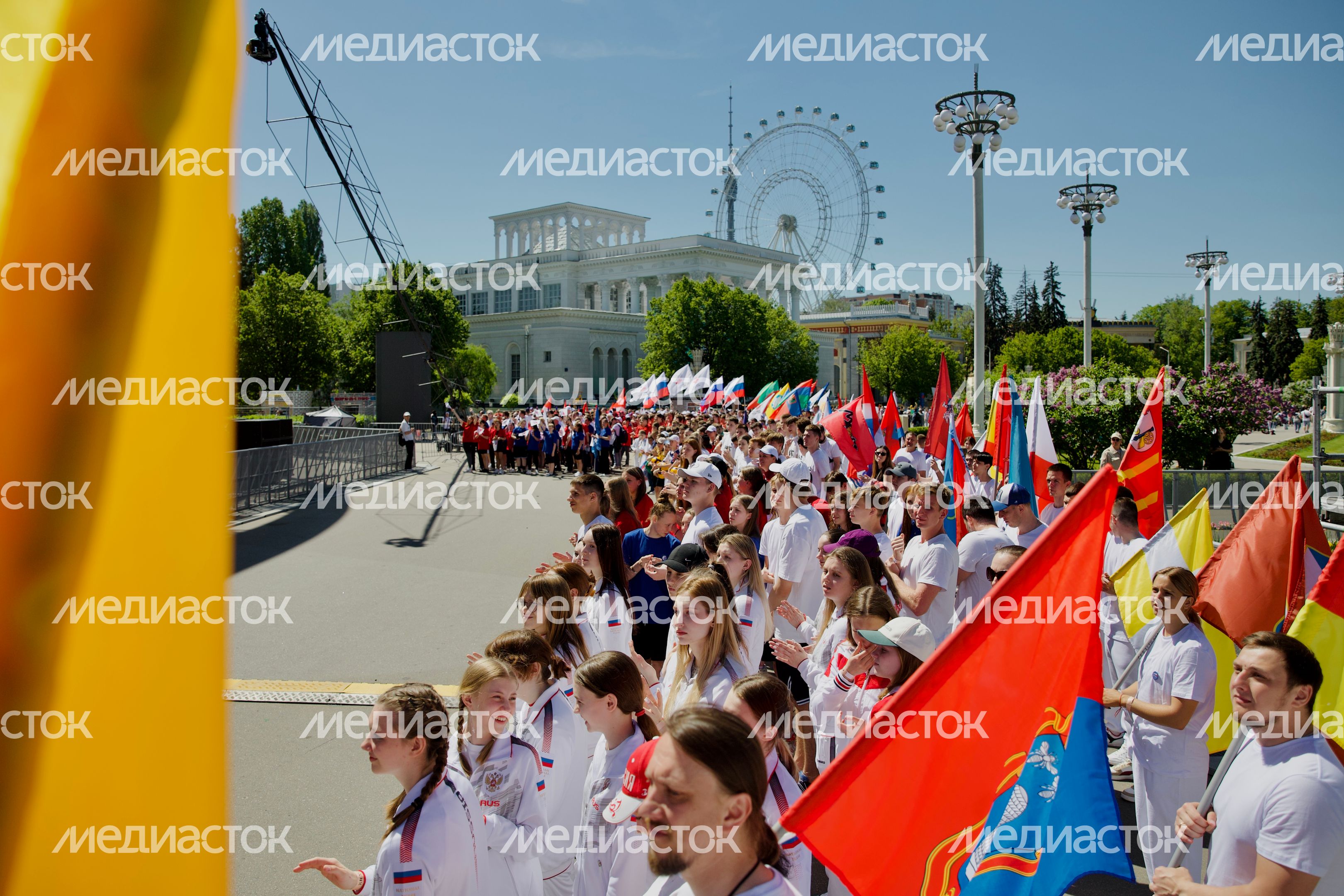Подмосковные спортсмены с семьями присоединились к параду-шествию на ВДНХ