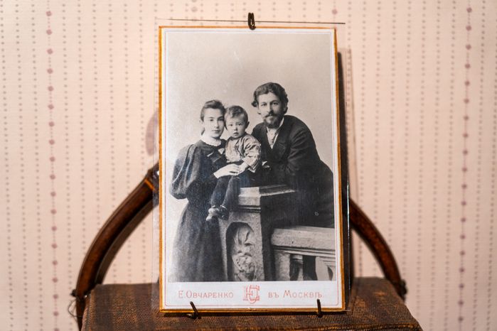 Старая фотография в главном доме усадьбы Мелихово после реставрации в 2025 году в Чехове