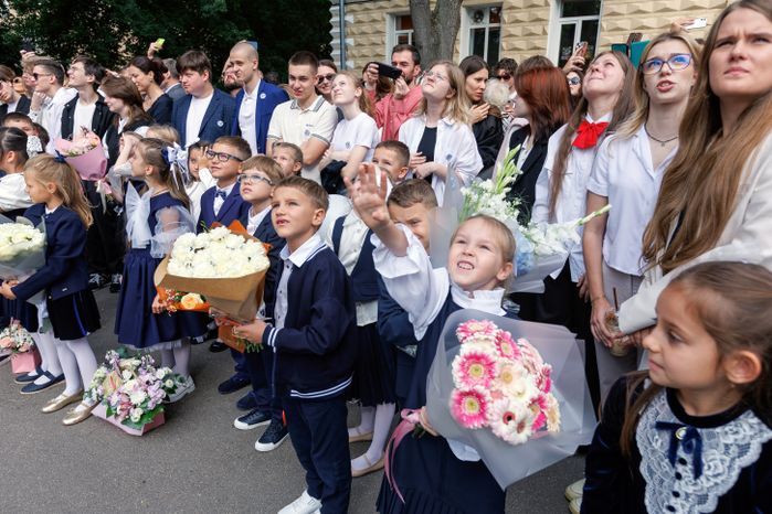 Первоклассники 1 сентября на линейке в школе
