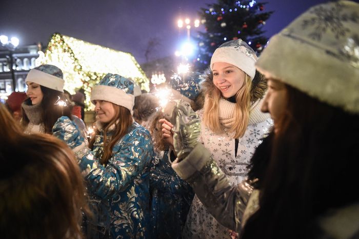 Парад Снегурочек в Москве