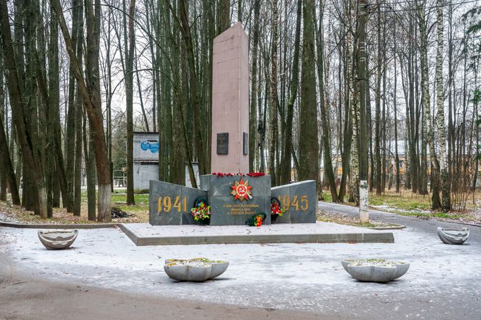 Памятник погибшим в Великой Отечественной войне выпускникам курсов «Выстрел» в Солнечногорске