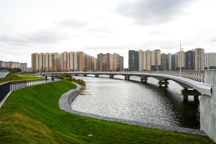 В Люберцах благоустроили парк "Дружба" с пешеходным мостом через озеро Черное