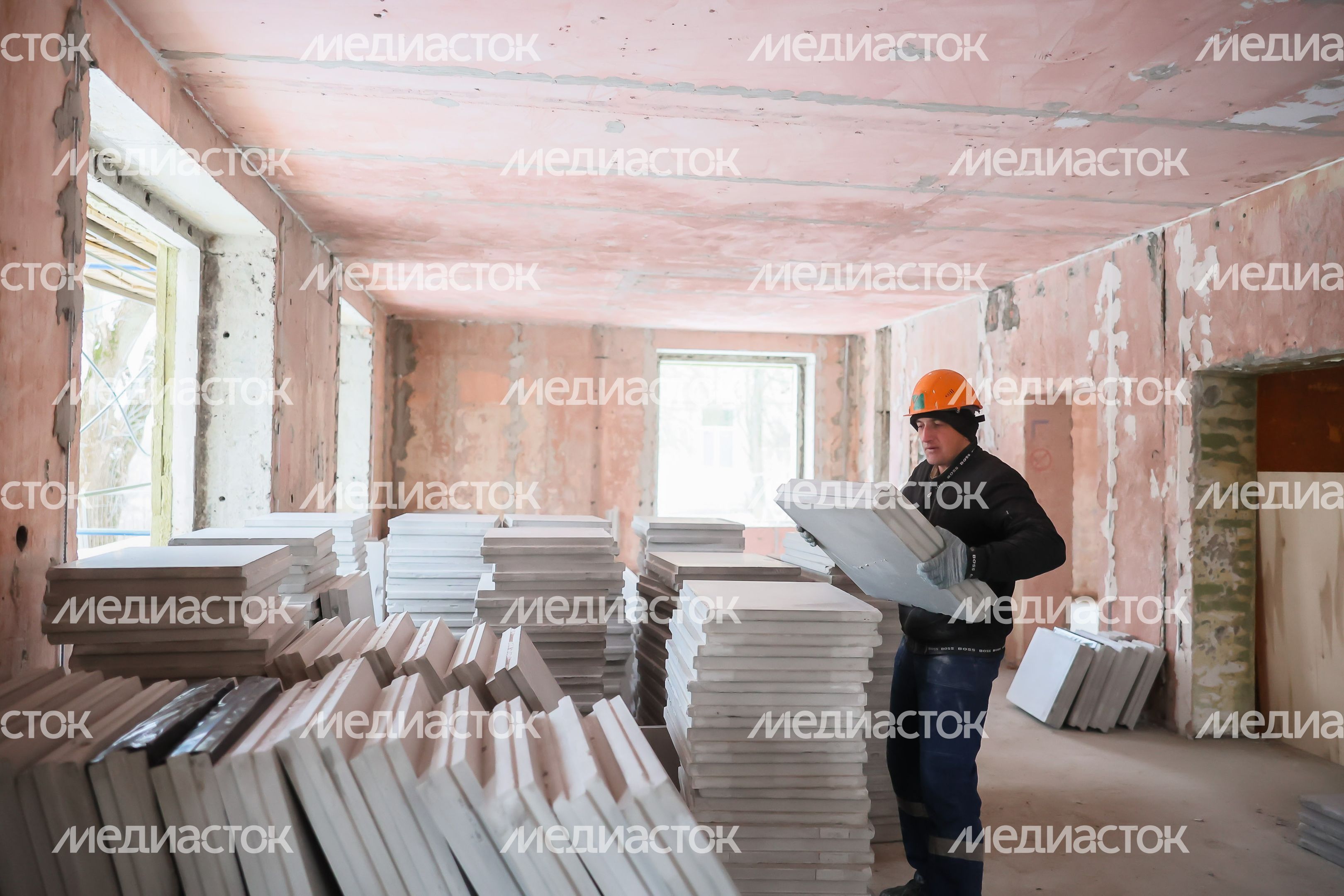 Рабочие в поликлинике в Дзержинском