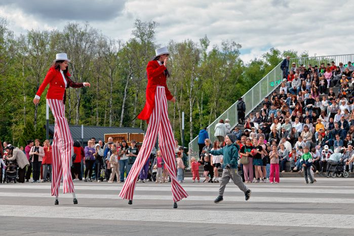 Костюмированное шествие в Центральном парке Лобни на закрытии XXX Театрального фестиваля «Русская классика»