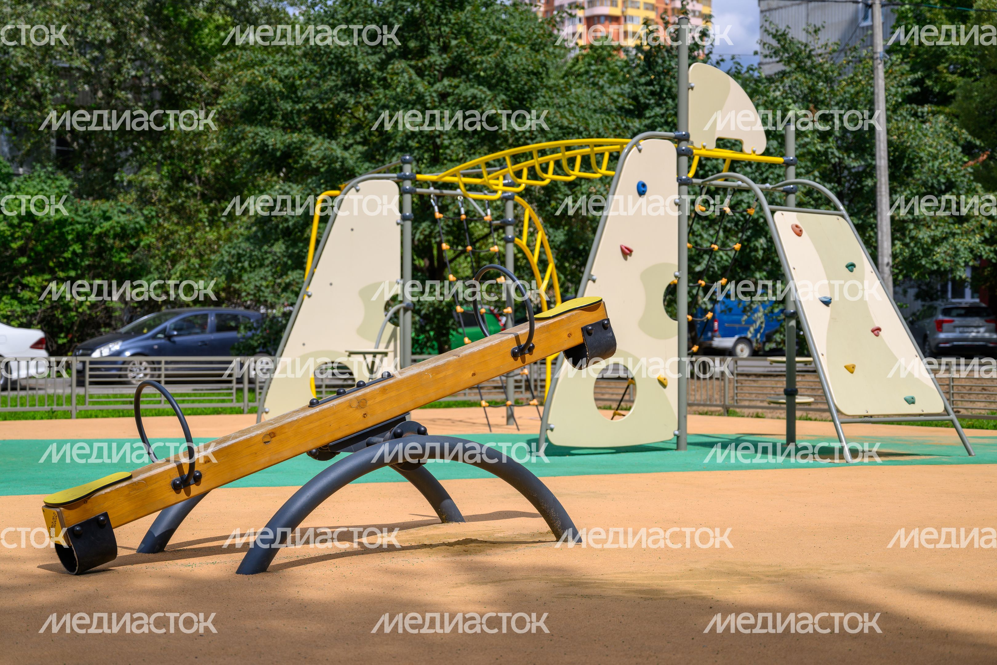 Благоустройство детской площадки на улице Дзержинского в Реутове
