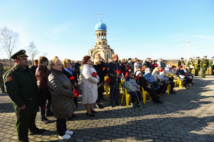 Открытие после реставрации воинского мемориала в деревне Ельня в Подмосковье