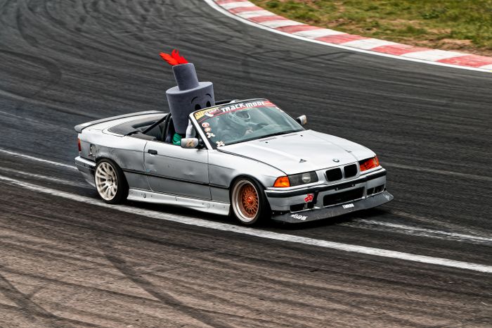 Гонка автомобилей на дрифт-фестивале скорости и драйва Drift Expo Track Mode 2025