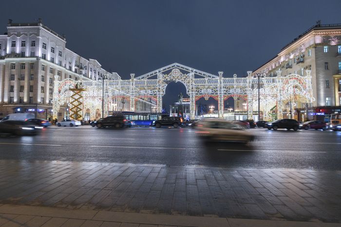 Включение подсветки новогодней арки в стиле театра «Эрмитаж» в Москве