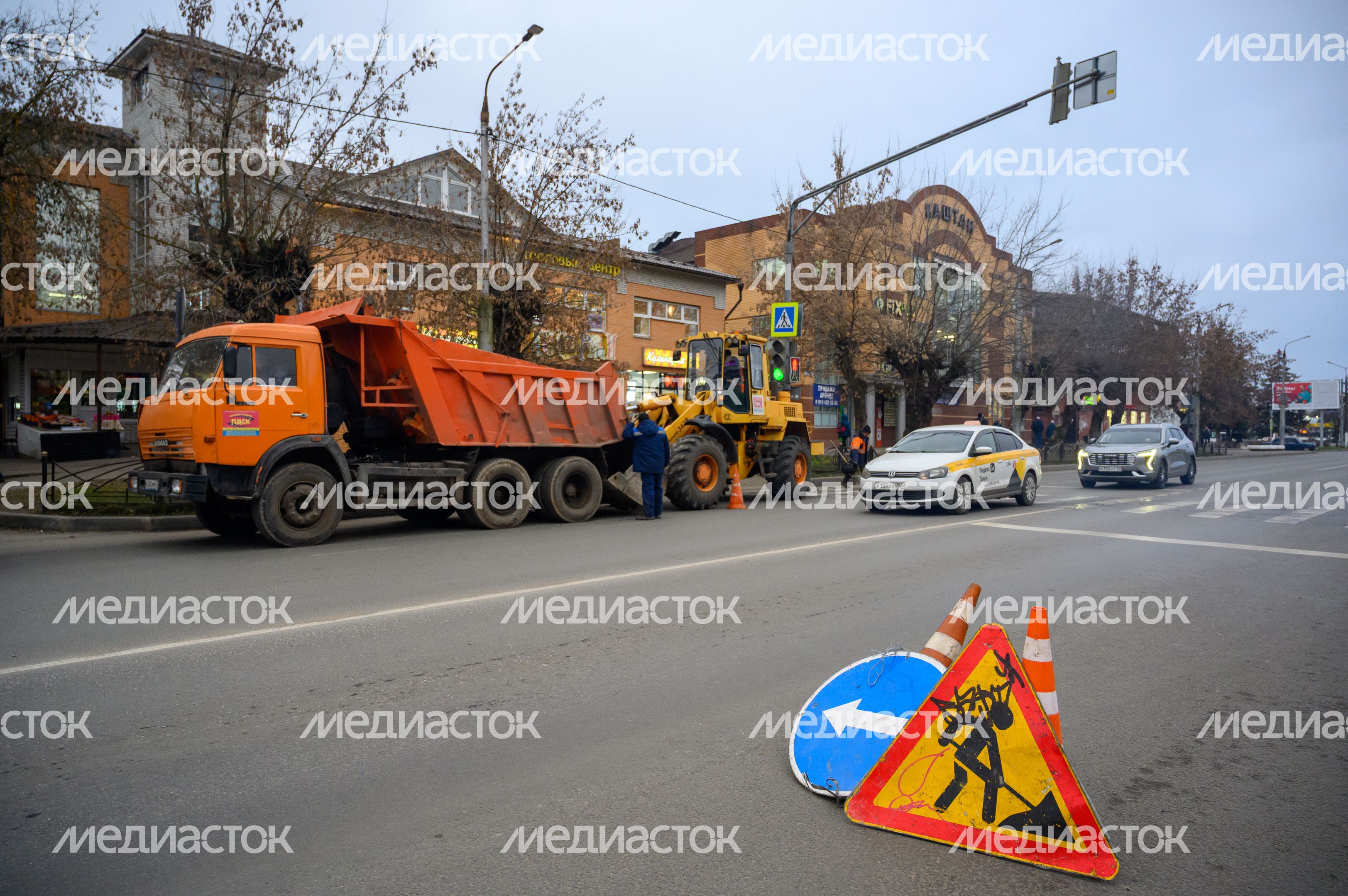 Рабочие Мособлводоканала укладывают асфальт в Орехово-Зуево после ремонта водопровода Рабочие Мособлводоканала укладывают асфальт в Орехово-Зуево после ремонта водопровода