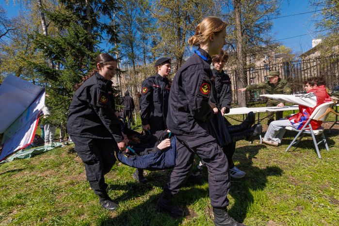 Оказание первой помощи отработала молодежь на патриотической игре «Зарница. Наследники победителей» в парке Мира Мытищ