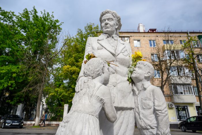 Памятник труженице тыла на центральной аллее проспекта Ленина в Электростали