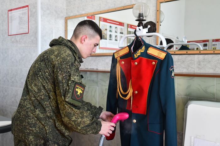 Подготовка военнослужащих отдельного комендантского Преображенского полка к военному параду на Красной площади