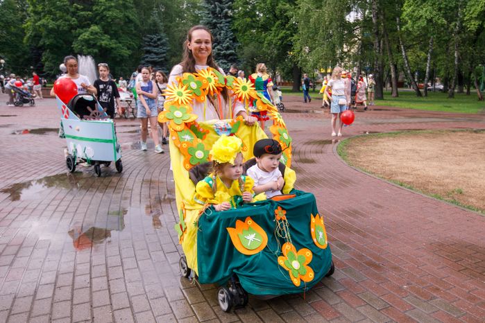Парад колясок в сквере "Юбилейный" в Химках