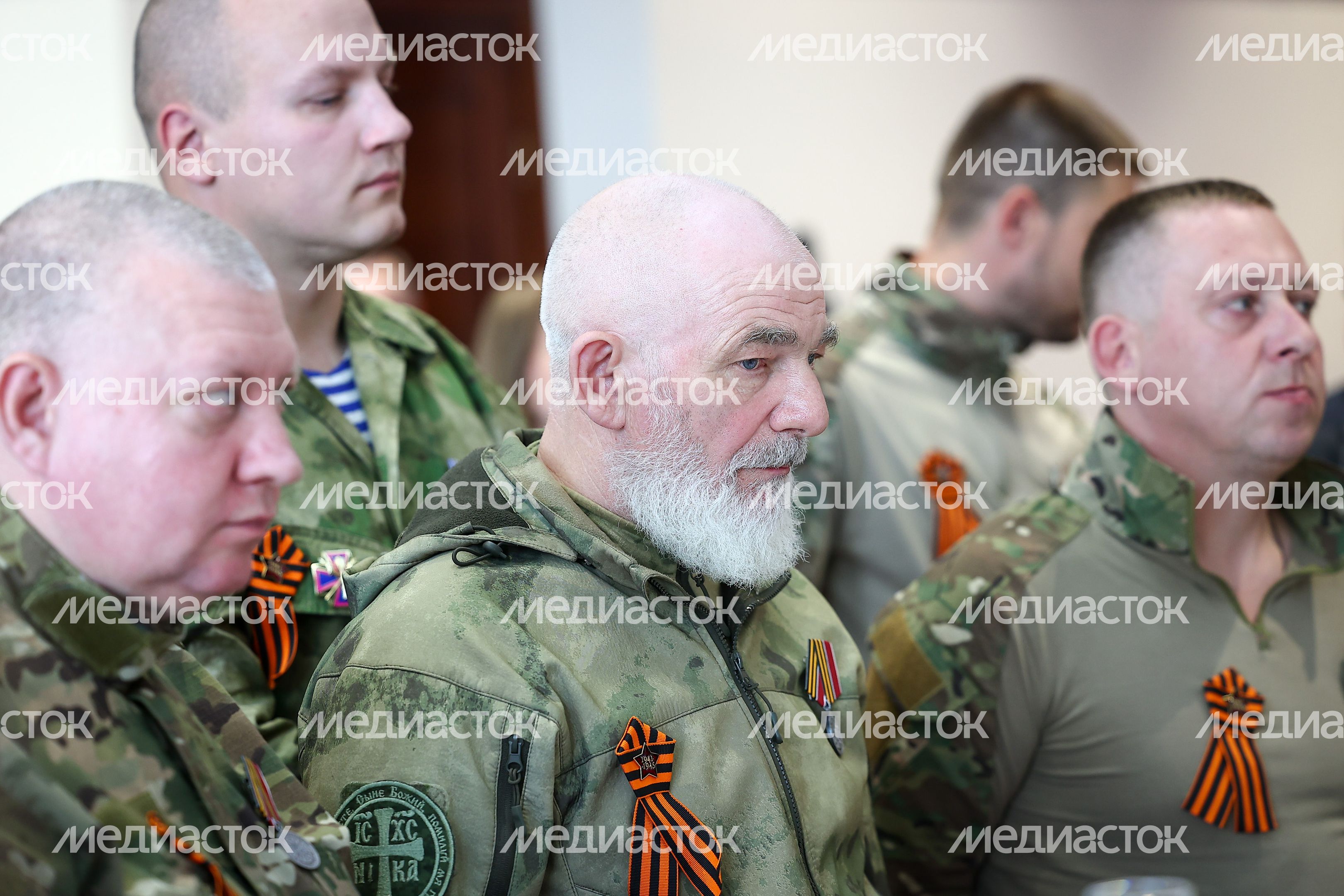 Губернатор вручил государственные награды добровольцам отряда БАРС