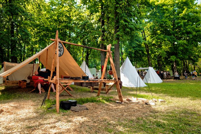 Приготовление еды в городе мастеров на Фестивале исторической реконструкции «Наследие предков» в Раменском парке