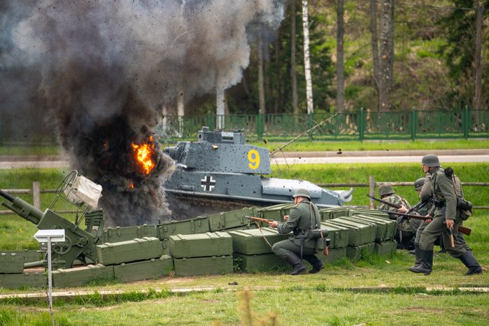 Военно-историческая реконструкция «Штурм Кенигсберга» в День Победы в парке «Патриот» Одинцовского округа