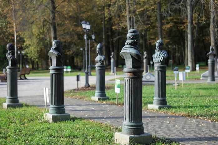 Бюсты в Аллее правителей в усадьбе Татищева под Солнечногорском