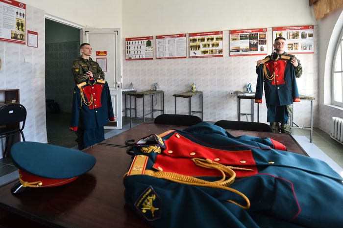Подготовка военнослужащих отдельного комендантского Преображенского полка к военному параду на Красной площади